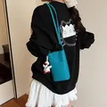 Bolso pequeño azul cielo para móvil con textura de grano lichi y colgante de pato - Azul + Colgante