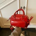 Mochila de cuero rojo mate con lazos de cordón y bolsillo frontal con cremallera - Rojo Sin Pañuelo de Seda