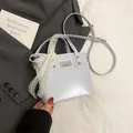 Elegante borsa a secchiello azzurra con delicato fiocco in pizzo e manici superiori. - Blu con Ciondolo a Fiocco (Senza Cuore)