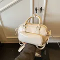 Mochila minimalista de cuero sintético blanco crema con lazos y asa superior - Blanco Sin Pañuelo de Seda