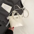 Borsa a secchiello bianco crema con elegante fiocco in pizzo e targhetta in metallo - Bianco Crema con Ciondolo a Fiocco (Senza Cuore)