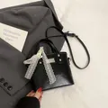 Borsa a secchiello in pelle nera con fiocco in pizzo bianco e tracolla regolabile - Nero con Ciondolo a Fiocco (Senza Cuore)