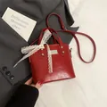 Elegante borsa a secchiello rossa da donna con fiocco in pizzo e tracolla regolabile - Rosso con Ciondolo a Fiocco (Senza Cuore)