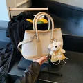 Bolso tote de lona beige con asas de cuero caqui y un encantador colgante de oso - Caqui (Grande Con Colgante)