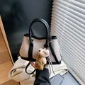 Bolso tote de lona beige y cuero negro con colgante de oso en diseño vintage retro - Negro (Grande Con Colgante)