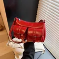 Sac fourre-tout rouge brillant en cuir PU avec doubles poches à boucle et bandoulière - Rouge