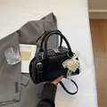 Borsa a tracolla nera in pelle con ciondolo a cuore di perle e nastro in pizzo bianco - Nero + Pendente