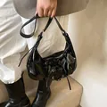 Glänzende schwarze Hobo-Tasche mit Schnürung und Silberringen für die Schulter - Schwarz