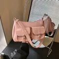 Sac fourre-tout rose style moto en similicuir brillant avec deux poches à boucle - Rose