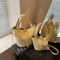 Sacs seau jaune pâle à grain de litchi en deux tailles avec bandoulière assortie - Grand / Jaune