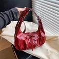 Dunkelrote Lackleder Hobo-Tasche mit Schnürband-Design und silbernen Beschlägen - Rot