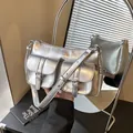 Sac fourre-tout argent métallisé style motard avec poches et bandoulière ajustable - Argenté