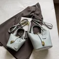 Sac seau bleu clair en deux tailles avec cuir grainé litchi et boucle dorée - Grand / Bleu