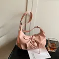 Rosa glänzende Hobo-Tasche aus Kunstleder mit Schnürung und verstellbarem Riemen - Rosa