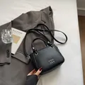 Petit sac seau noir en cuir grainé avec doubles poignées et bandoulière réglable - Sans pendentif / Noir
