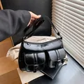 Sac fourre-tout en cuir PU noir brillant avec poches cargo et boucles en métal - Noir