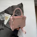 Sac seau rose à texture litchi avec logo en métal argenté et bandoulière fine en cuir - Sans pendentif / Rose