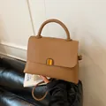 Sac à main en cuir litchi marron avec boucle dorée et design trapèze minimaliste élégant - Marron