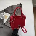 Sac seau chic en cuir grainé rouge avec logo argenté et poignée supérieure nouée - Sans pendentif / Bordeaux
