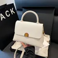 Sac à main en cuir grainé blanc avec fermoir doré et bandoulière amovible - Blanc
