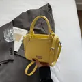 Sac seau jaune vif en cuir grainé avec poignée supérieure et bandoulière réglable - Sans pendentif / Jaune
