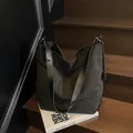 Bolso hobo minimalista de lona negra con correas de cuero y gran capacidad - Talla única / Negro
