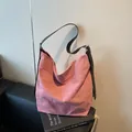 Bolso tote minimalista de ante rosa con correa de hombro ajustable de cuero negro - Talla única / Rosa