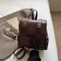Zaino retrò in pelle marrone scuro con fibbie e coulisse per l'uso in ufficio - senza ciondolo / 25*11*25cm / Marrone