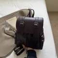 Zaino vintage in ecopelle marrone scuro con chiusura a coulisse e patta chic - senza ciondolo / 25*11*25cm / Marrone