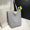 Grand sac cabas en toile à rayures noires et blanches avec broderie rouge et bandoulières - Noir avec broderie