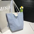 Sac fourre-tout en toile rayé bleu et blanc avec broderie rouge à l'intérieur du sac - Bleu avec broderie