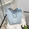 Grand sac cabas en toile bleu ciel avec broderie blanche et bandoulière rayée - Lettres Imprimées Bleu