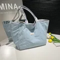 Grand sac fourre-tout en nylon bleu clair avec anses en sangle rayées bleu et blanc - Poche Extérieure Bleu