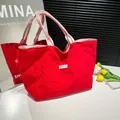 Grand sac fourre-tout rouge en toile avec poignées rayées et patch brodé pour l'été - Poche Extérieure Rouge