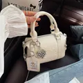 Sac oreiller en cuir blanc cassé avec lettres embossées et breloque cœur - 19*9*11 / Blanc + Pendentif