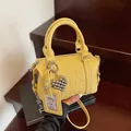 Sac oreiller jaune vif à relief avec texture grainée et pendentif cœur en bandoulière - 19*9*11 / Jaune avec Accessoires