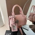 Sac Boston rose en cuir grainé avec lettres embossées et pendentif en cœur - 19*9*11 / Rose avec Accessoires