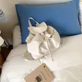 Mochila minimalista de nailon blanco crema con solapa y bolsillos delanteros - Blanco