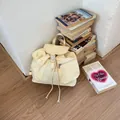 Mochila minimalista de nailon beige con cordón ajustable y hebilla para mujer - Amarillo