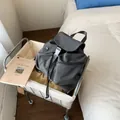 Mochila minimalista de lona gris oscuro con solapa y cierre de hebilla blanca - Gris