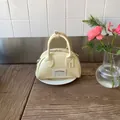 Mini borsa bowling giallo crema con manici a posate creativi e toppa alla moda - Giallo