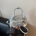 Élégant sac Boston bleu clair avec nœud en dentelle et breloque en perles chic - Avec Pendentif / Bleu