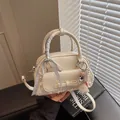 Mini sac bowling blanc avec ruban à carreaux et chaîne en perles pour un look chic - Avec Pendentif / Blanc Cassé