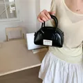 Mini borsa bowling in pelle PU nera lucida con un'etichetta vintage decorativa unica - Nero