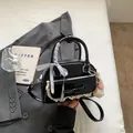 Sac bowling noir brillant avec bordure en dentelle, nœud et breloque cœur en perles - Avec Pendentif / Noir
