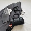 Elegante borsa bowling nera in pelle a grana litchi con dettagli in argento e tracolla - Nero senza Ciondolo