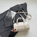 Borsa bowling beige minimalista in pelle martellata con tracolla regolabile - Bianco Riso (Senza Ciondolo)