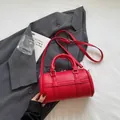 Borsa bowling rossa minimalista in pelle a grana litchi con tracolla regolabile - Rosso Vino Senza Pendente