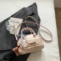 Sac à main rose avec nœud, dentelle et ruban à carreaux bleu dans un décor élégant - Sans Pendentif / Rose