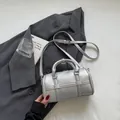 Borsa Boston argento metallizzato con trama litchi, doppi manici e tracolla rimovibile - Argento Senza Ciondolo